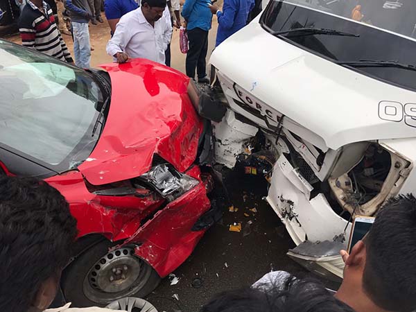 ಕಾರು-ಟೆಂಪೋ ಢಿಕ್ಕಿ: ನಾಲ್ವರಿಗೆ ಗಾಯ